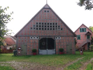Blick auf Haupthaus und rechts Backhaus (FeWo)