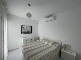 Schlafzimmer parterre links mit Klimaanlage