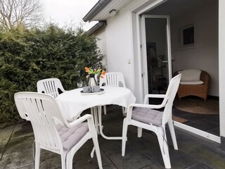 Die möblierte Terrasse ...