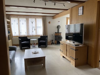Wohnzimmer mit Cheminée / Sitzgruppe und TV