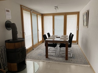 Wohnzimmer mit Esstisch und Cheminée