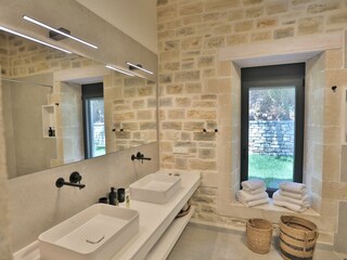 Bad mit Dusche, Fenster,  2 Waschtische