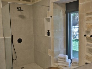 Bad mit Dusche, Fenster,  2 Waschtische