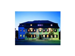 Hausansicht bei Nacht