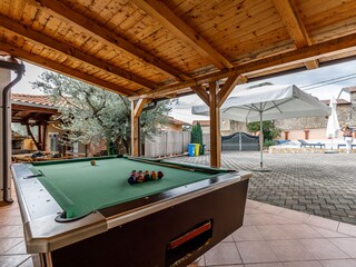 überdachte Billard-Ecke