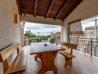 überdachte Balkonterrasse mit Meerblick