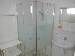 Bad mit Dusche und WC