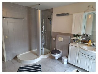 Bad im Seitenflügel