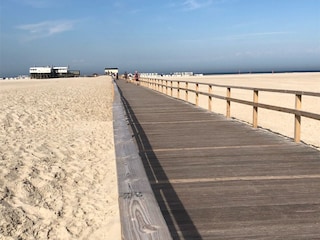 Holzsteg zum Strand im Bad