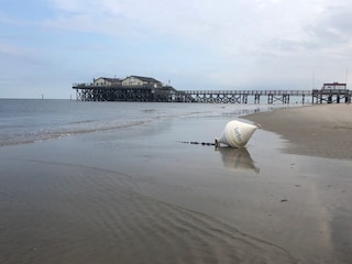 Pfahlbaute am Strand