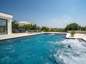 Villa Marisa with 51sqm pool, 5 bedrooms, gym - Kastel Kambelovac - image1