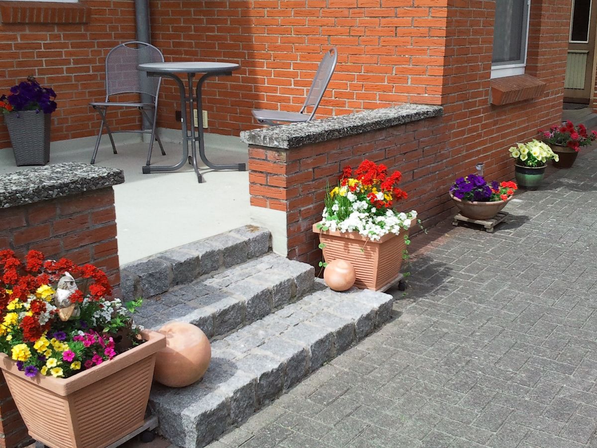 Kleine Terrasse vor der Tür zur Ferienwohnung