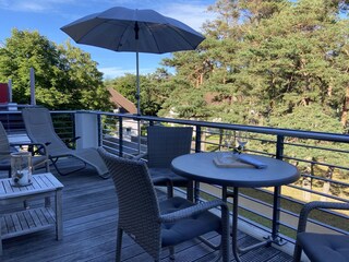 Großer Balkon mit "Kiefernblick"