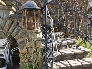 Schöne Gartenlampe am Treppenaufgang zur Terrasse