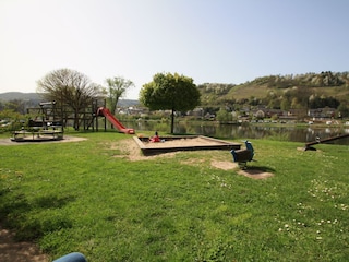 Spielplatz in ca 40 Meter Entfernung vom Ferienhaus