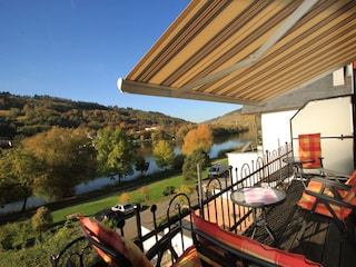 Entspannen Sie auf dem grossen Balkon mit Moselblick