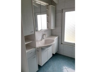 Bad mit Dusche und Badmöbel