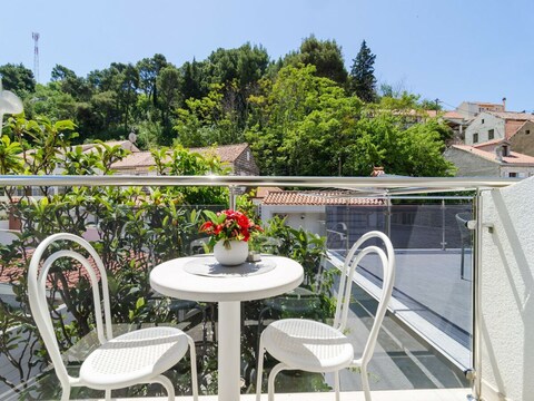Apartamento Apartments & Rooms Barišić - Double Room with Balcony and Garden View(Second Floor)-Soba 1