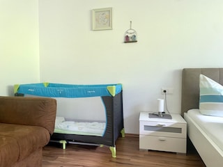 Babybett und Hochstuhl verfügbar