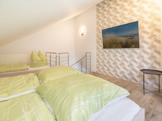 Schlafzimmer mit 2 Einzel- und einem Doppelbett