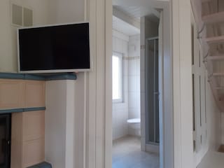 Bad mit Dusche und Badmöbel