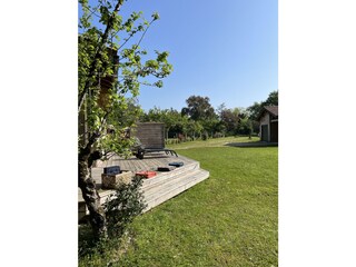 Südterrasse und Anfahrtsweg