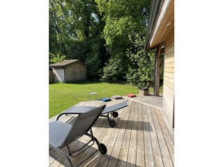 Blick auf Gartenhaus mit Infrarotkabine