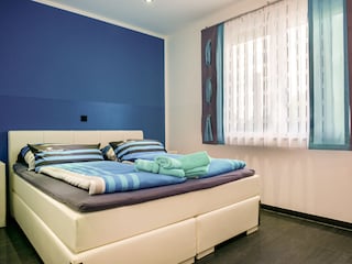 Schlafzimmer links