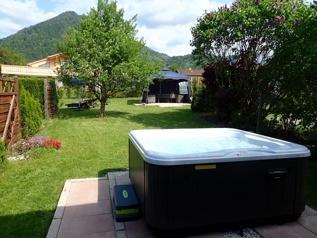 Großer Garten mit Jacuzzi und Bergblick