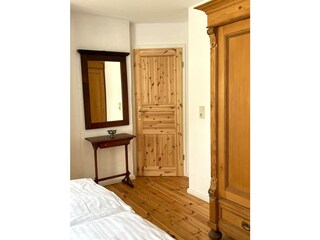 Schlafzimmer 1 Blick zur Eingangstür