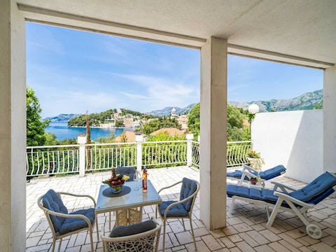 Appartamento Apartments & Rooms Mara & Petrunjela - Two Bedroom Apartment with Terrace and Sea View