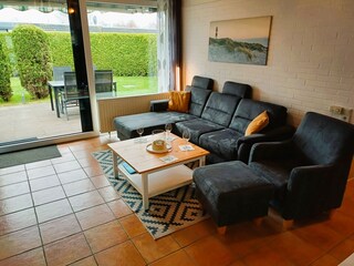 Gemütliche Wohnlandschaft und Blick in Garten