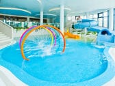 Wasserspielplatz für Kinder mit Wasserrutsche