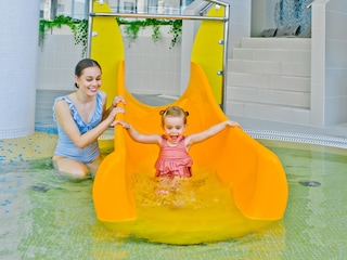 Wasserrutsche im Freizeitpark für Kinder.