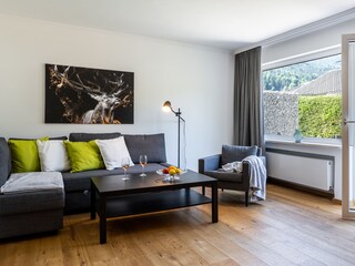 Geräumiges Wohnzimmer