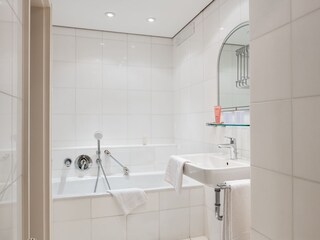 Großes Bad mit Wanne