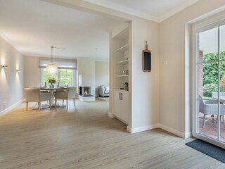 Blick von der Küche zur Terrasse und zum Wohnzimmer