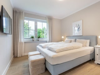 2. Schlafzimmer mit TV