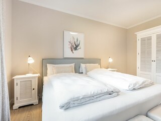 2. Schlafzimmer mit TV