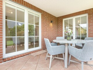 Überdachte Gartenterrasse nach Süden