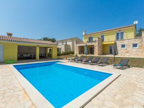 Violetta met zwembad en tuin