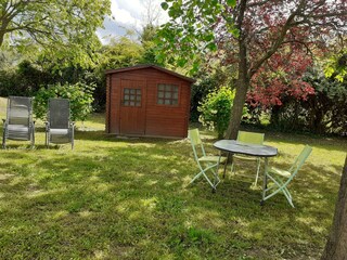 Gartenhäuschen mit Gartenmöbeln...