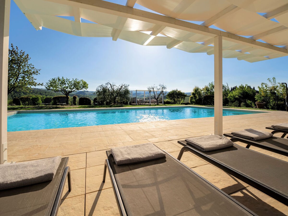 Villa Giulia - Pool mit Sonnenschirmen und Liegestühlen