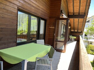 Großer überdachter Balkon Südansicht