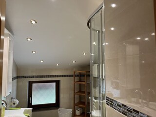 Badezimmer mit Dusche