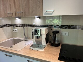 Küche mit Spülmaschine und Kaffee-Vollautomat