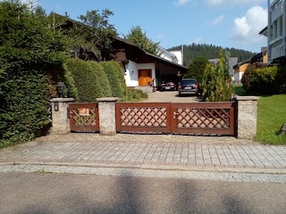 Toreinfahrt  und Garten