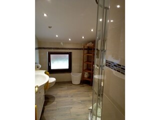 Badezimmer mit großer Dusche