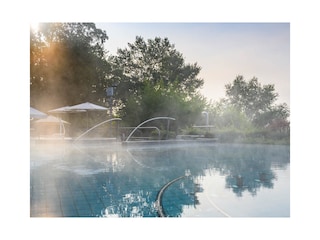 Therme Becken mit Seesicht
