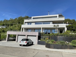 Ferienhaus mit Parkplätzen vor der Türe